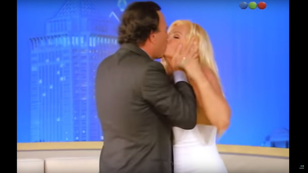 Julio Iglesias, besando a Susana Giménez al llegar a su programa de televisión en 2004.