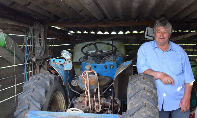 Granja: aunque el viento sople en contra hay motivos para no bajar los brazos en la granja (en la foto Mario junto al viejo tractor Universal, una de las herramientas que atesora, comprado con un préstamo del BROU por $ 90 mil de la época, en la década de 1980).
