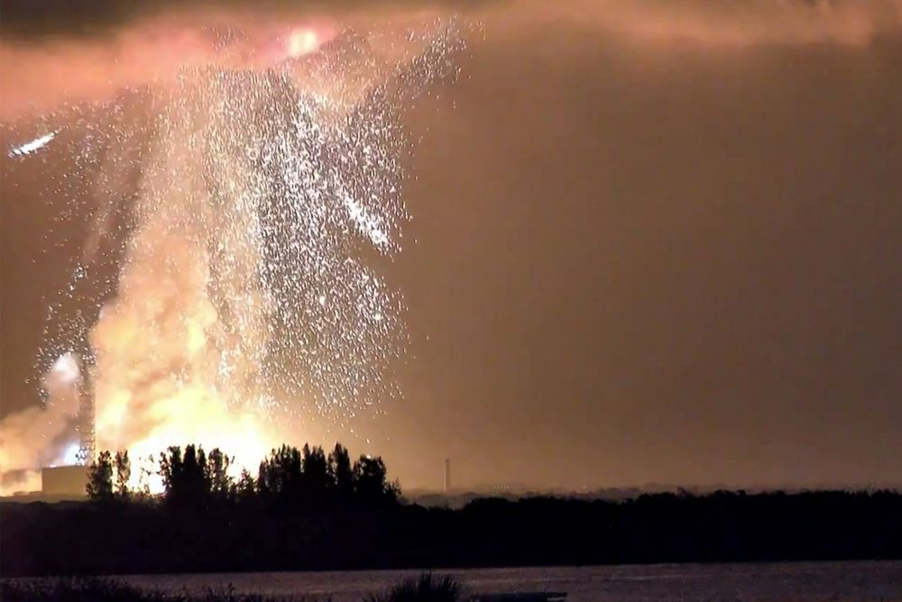Capturas de pantalla obtenidas el 29 de mayo de 2026 de contenido de video generado por usuarios en la página X de @JConcilus y compartidas en redes sociales muestran la explosión del cohete New Glenn de Blue Origin durante un vuelo de prueba el 28 de mayo de 2026 en Cabo Cañaveral, Florida.&nbsp;