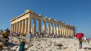 El Partenón recibe millones de visitantes cada año en Grecia.