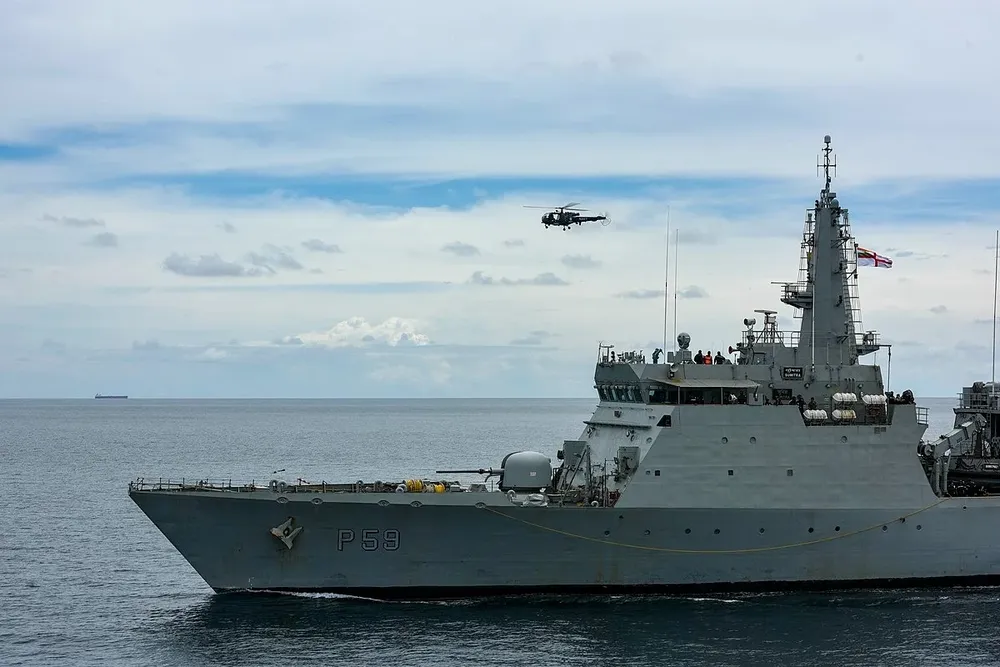 El INS Sumitra es un patrullero clase Saryu de la armada de India, desplegado en el océano Índico en tareas de patrullaje antipiratería.