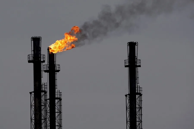 Preocupación en la IEA: reservas mundiales de petróleo caen en niveles récord y mayor volatilidad del barril