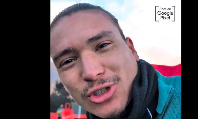 Luchito, te quiero muchito: la broma de Darwin Núñez, afinando la voz, delante de una cámara de televisión en la práctica del Liverpool