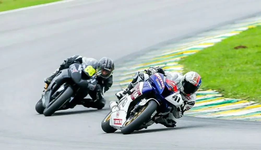 El motor de una Yamaha R6 de exhibición le permitió correr a Maxi Gerardo.