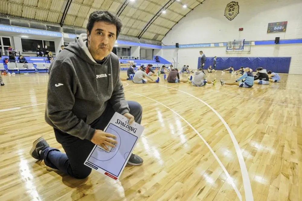 El entrenador de Uruguay en el Centro de Entrenamiento de la celeste