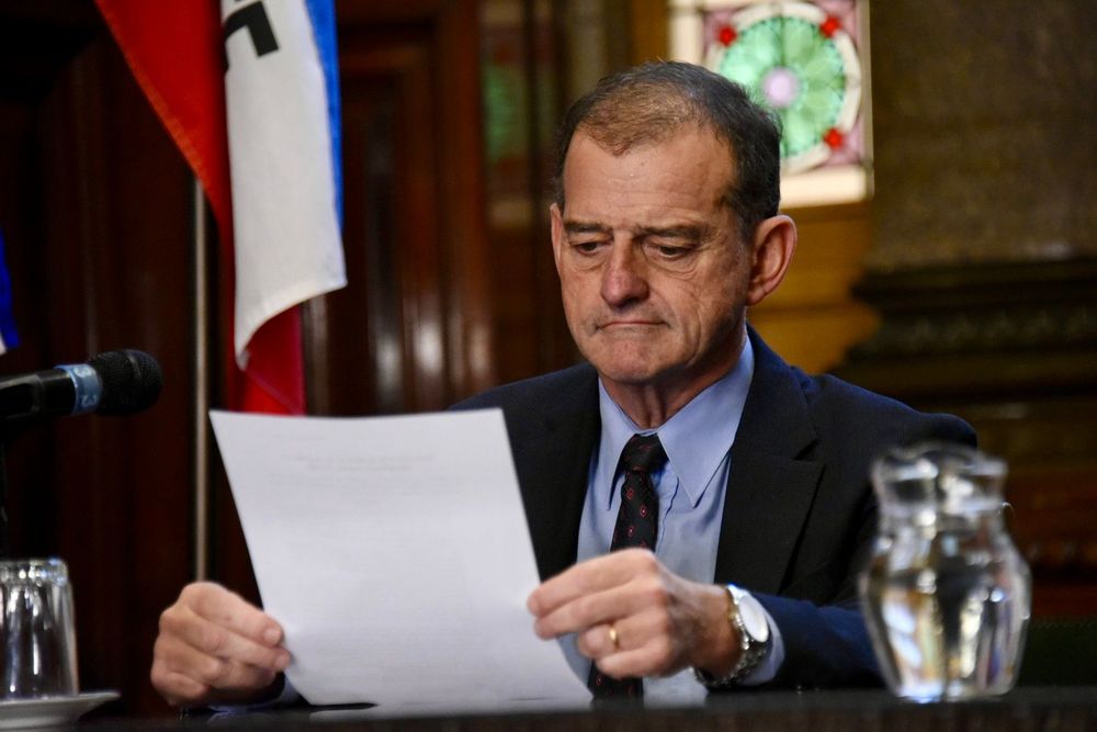 Firma de documento en contra el plebiscito de seguridad social