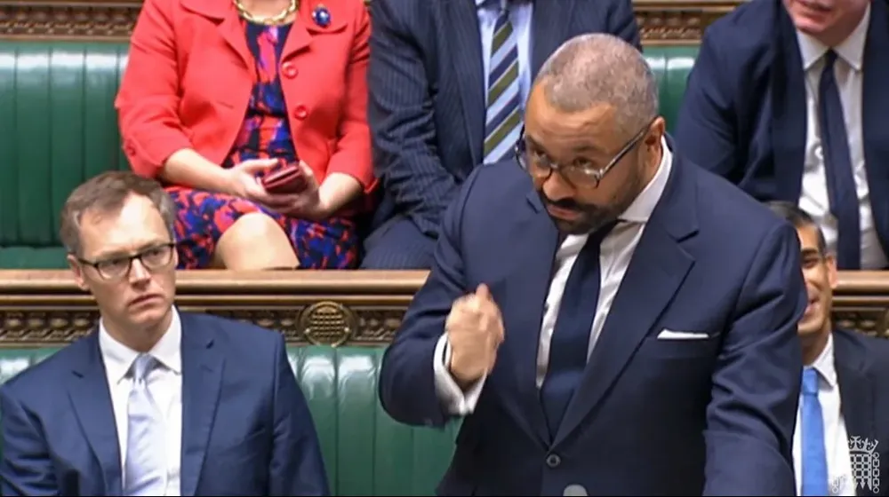 El ministro de Interior James Cleverly defiende el proyecto oficial sobre migrantes ilegales en la Cámara de los Comunes.