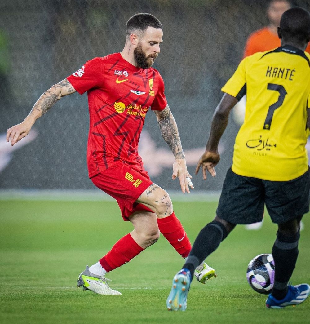 Nahitan Nández en su nuevo club de Arabia Saudita, Al Quadsiah ante NGolo Kanté de Al Ittihad