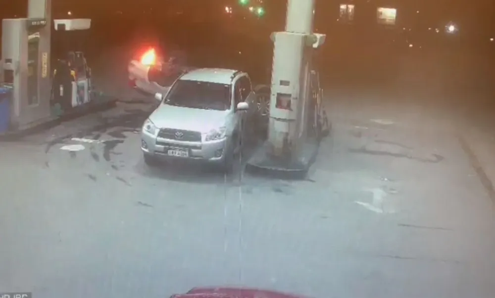 El hecho generó un principio de incendio, que fue apagado por clientes y trabajadores de la estación