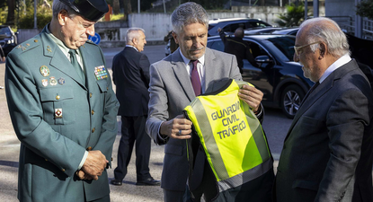 El Ministro del Interior, Fernando Grande-Marlaska entrega a la Guardia Civil sus nuevos chalecos airbag