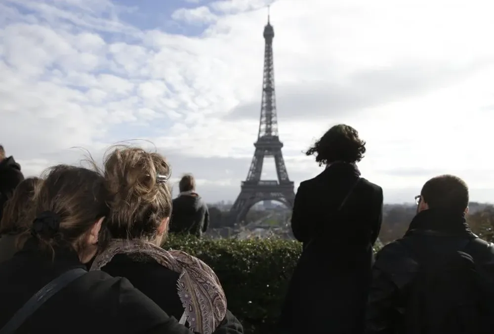 Minuto de silencio en París por las víctimas de los ataques del Estado Islámico.