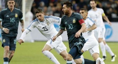 Lionel Messi de Argentina ante Federico Valverde de Uruguay en el amistoso jugado en Tel Aviv en 2019