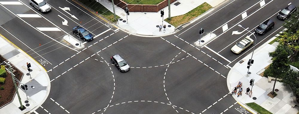 Conocé los coches que tienen prioridad en una intersección de tres vías en España.