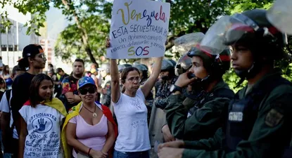 Maduro aprovecha división de oposición y adelanta elecciones