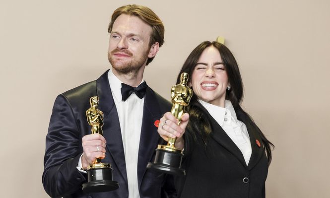 Billie Eilish y su hermano Finneas OConnell posando en la galas de los Oscar 2024 en Los Ángeles&nbsp;