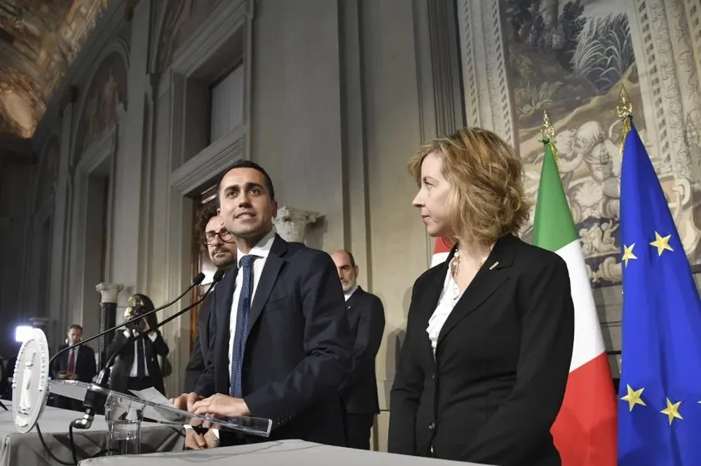 El líder de M5S, Luigi Di Maio (centro), flanqueado por el presidente de M5S en el Senado, Danilo Toninelli, y la presidenta del grupo en el Parlamento italiano, Giulia Grillo.