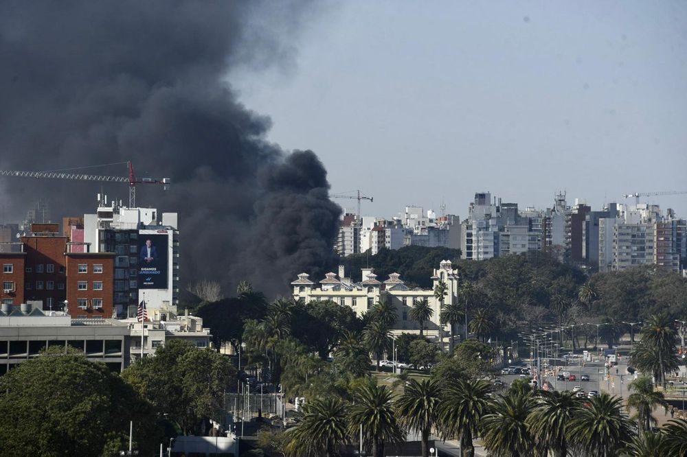La vista del incendio en el edificio del Mercosur