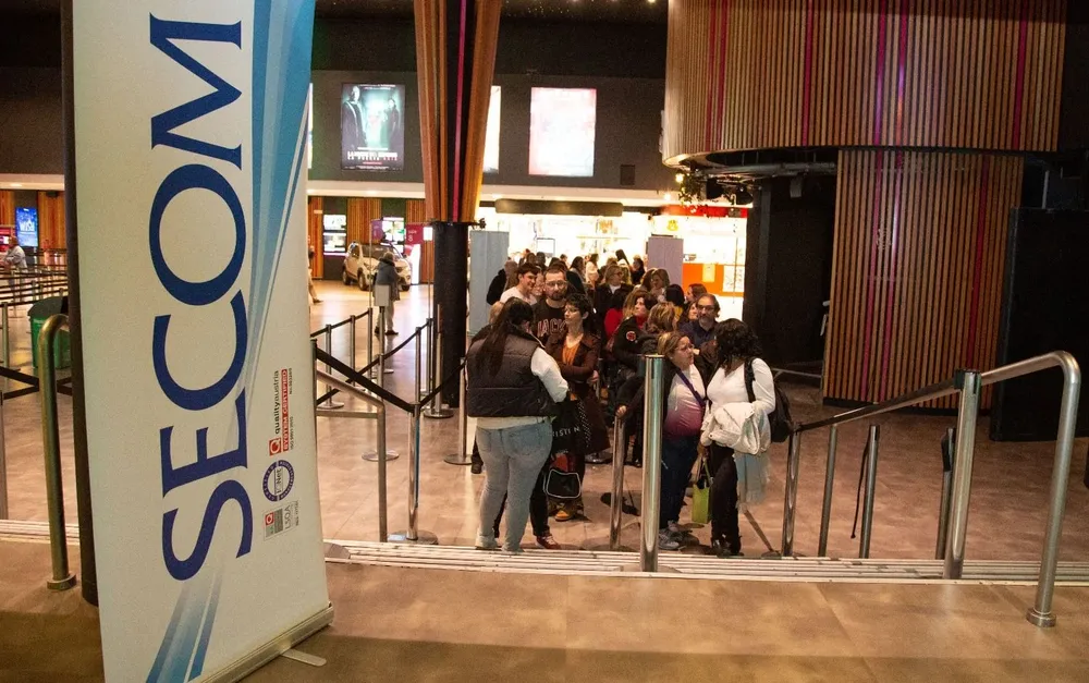 Secom celebró con dos funciones para socios con el show de Maxi de la Cruz en Teatro Movie (Montevideo Shopping).