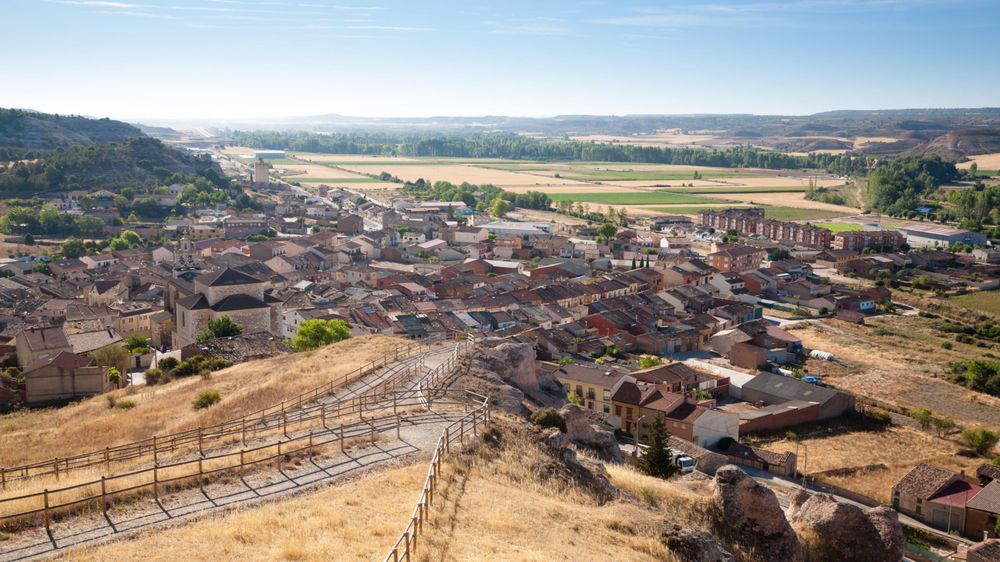 El pueblo español de 700 habitantes que tiene en sus calles asientos del Camp Nou.