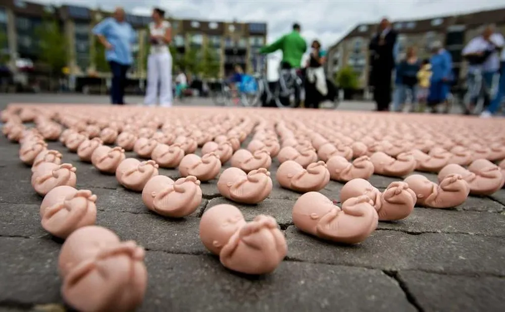 Holanda- Imagen de centenas de fetos de plástico en el suelo de una plaza durante una protesta contra el aborto en Houten