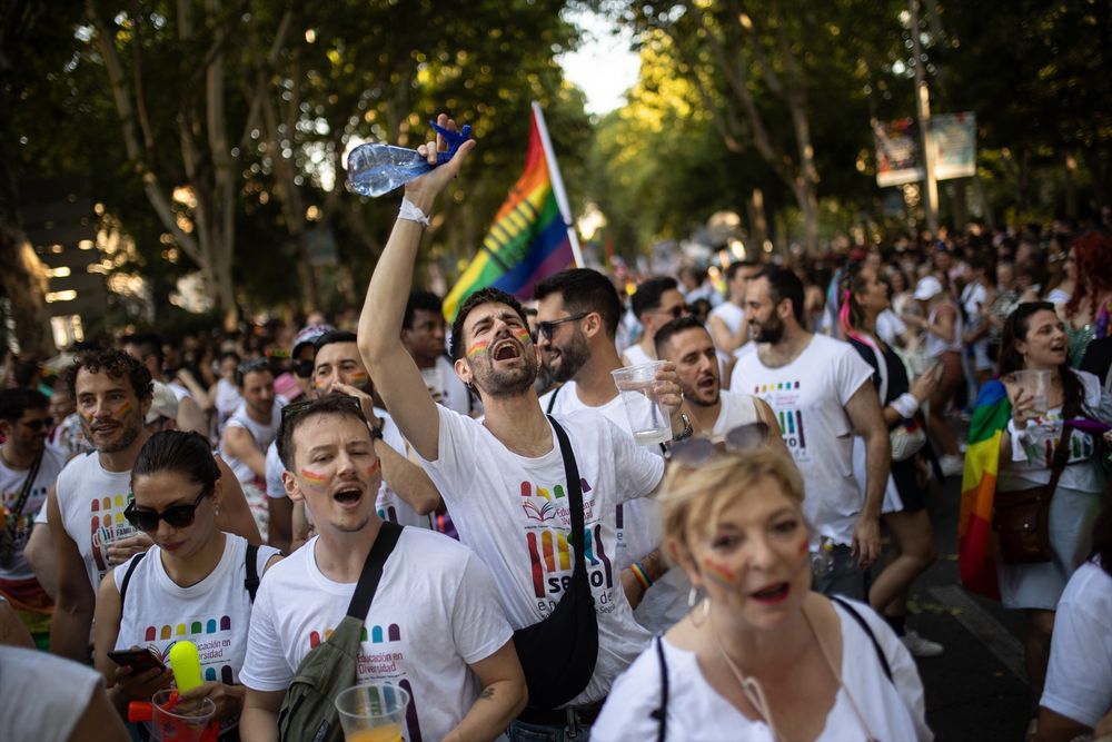 Un hombre vestido con alas durante la manifestación estatal del Orgullo LGTBI+ 2024, a 6 de julio de 2024, en Madrid.