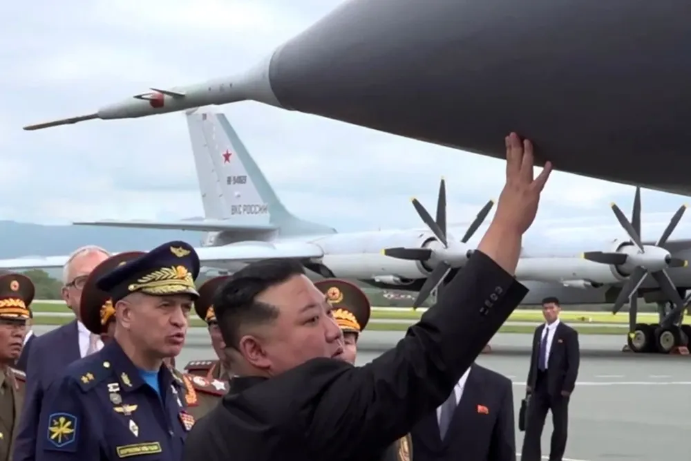 En su visita a la base militar de Vladivostok, el líder norcoreano inspeccionó el nuevo MIg-31 ruso armado con misiles hipersónicos Kinjal