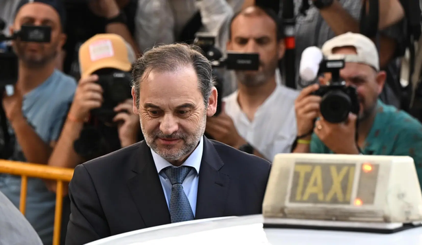 Corrupción en España: Ábalos dice al juez que no cobró coimas y que no se reconoce en los audios de Koldo