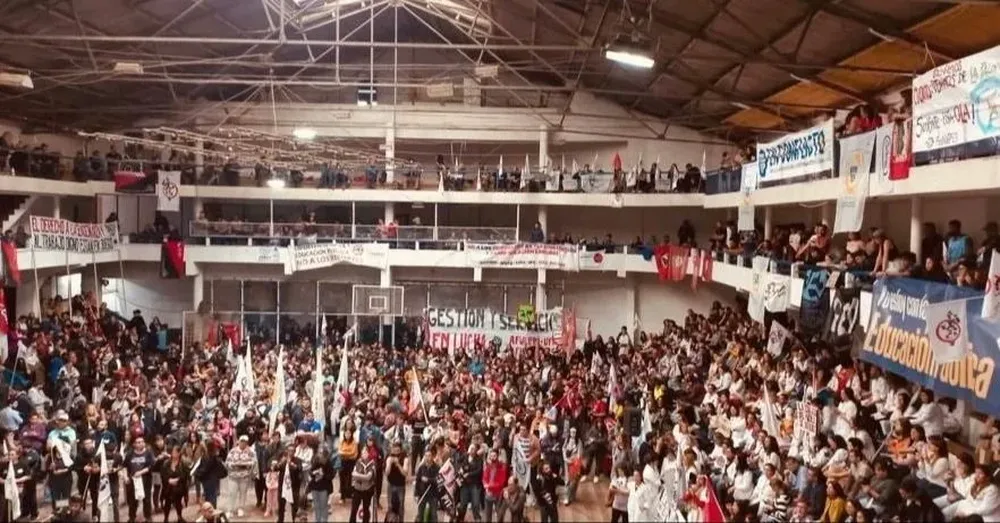 El paro de la educación tuvo una manifestación en el Platense Patín Club