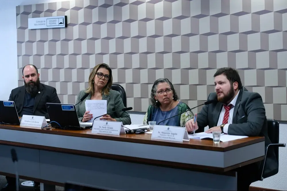 La especialista Suely Araújo (segunda desde la derecha), del Observatorio del Clima, dijo que es “urgente” que el gobierno atienda las demandas.