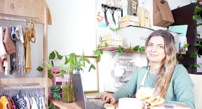 Valentina Baptista es la mente y las manos detrás de Humi, un emprendimiento de ropa de bebé.