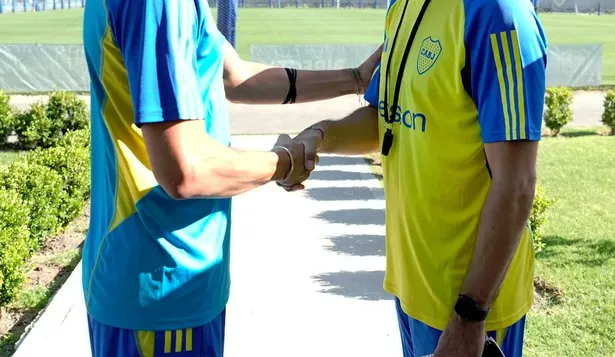 Cavani el día que comenzó la pretemporada de Boca, saludando al nuevo técnico, Diego Martínez