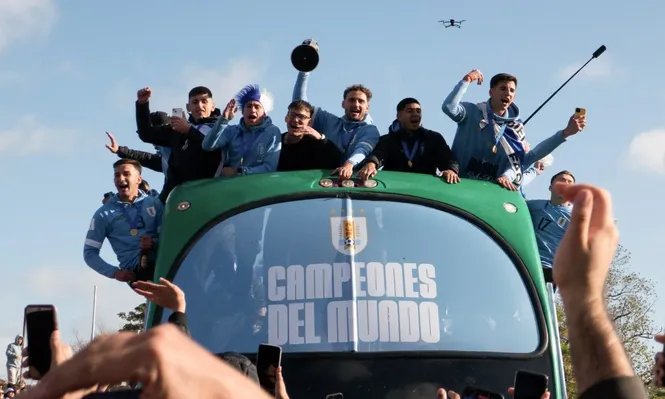 Los campeones en la caravana por Montevideo