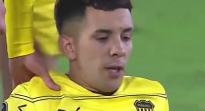 Leonardo Fernández es atendido en Peñarol en el final del partido ante Independiente Santa Fe por Copa Libertadores