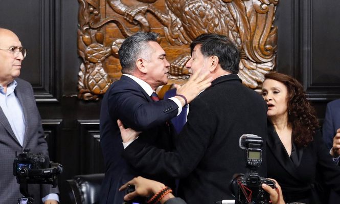 A los golpes: dos senadores mexicanos protagonizan una pelea tras debate sobre posible intervención de EEUU