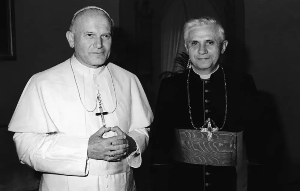 En 1979, el papa Juan Pablo Segundo posa junto al cardenal Joseph Ratzinger de Munich