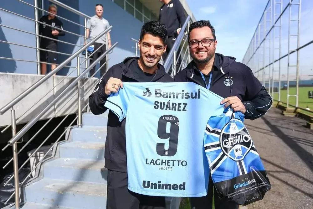 Suárez con la 9 celeste de Gremio