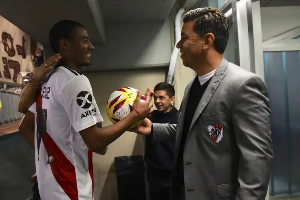 Nicolás De la Cruz y Marcelo Gallardo tras los tres goles del uruguayo ante Aldosivi