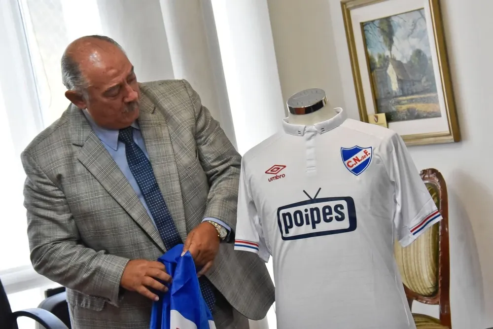 Raúl Giuria presenta la camiseta que usará Nacional en la Copa tras su acuerdo con Poipes