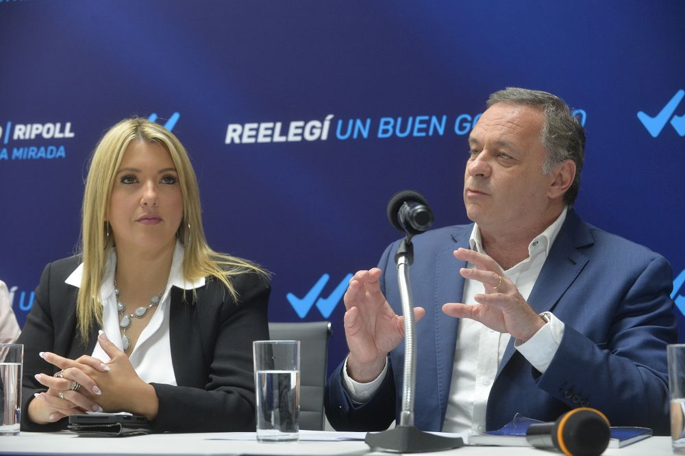 La fórmula del Partido Nacional: la candidata a vicepresidenta, Valeria Ripoll, y el candidato presidencial, Álvaro Delgado