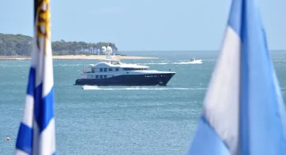 La ola se detuvo: residencias de argentinos para vivir en Uruguay cayeron 42% en 2022