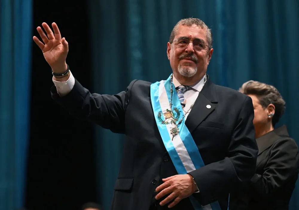 Bernardo Arévalo, hijo de un ex presidente reformador en la década del 50 del siglo pasado, jura como nuevo presidente.
