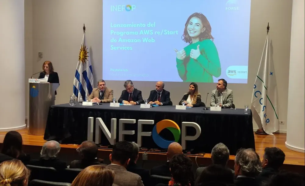 Pablo Darscht (director de Inefop); Omar Paganini (ministro de Industria); Pablo Mieres (ministro de Trabajo); Lorena Zicker (AWS); y Rodrigo Kon (director ejecutivo de la Fundación Forge)