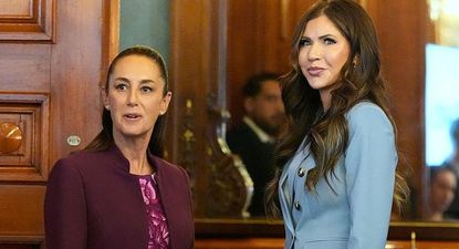 La presidenta de México, Claudia Sheinbaum (en la foto, a la izquierda), y la secretaria de Seguridad Nacional de Estados Unidos, Kristi Noem, el 28 de marzo en el Palacio Nacional de Ciudad de México.