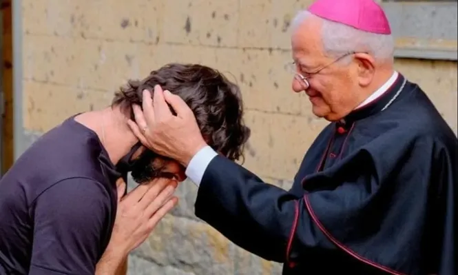 El cura se despide de la iglesia