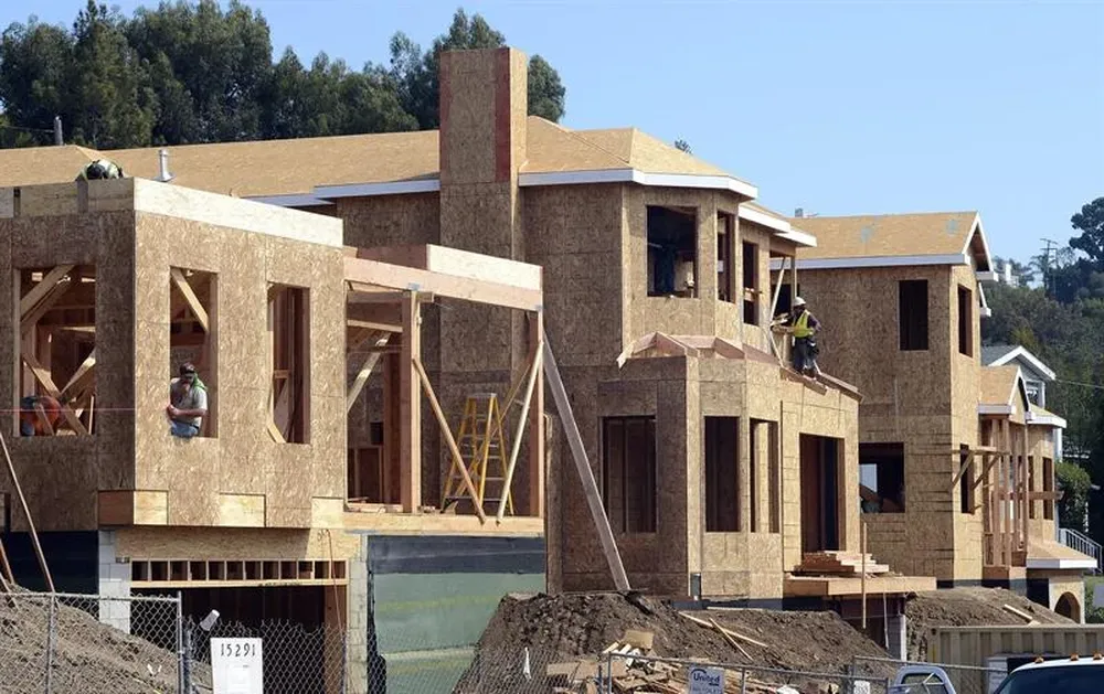 EUA- Trabajadores construyen casas en Pacific Palisades, Los Ángeles. (EE.UU.). La construcción parece reactivarse