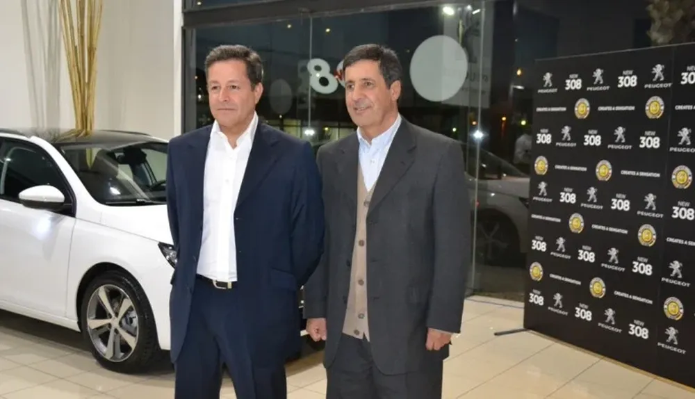Merchant junto al director de Marketing de Peugeot en Uruguay, José Luis Donagaray
