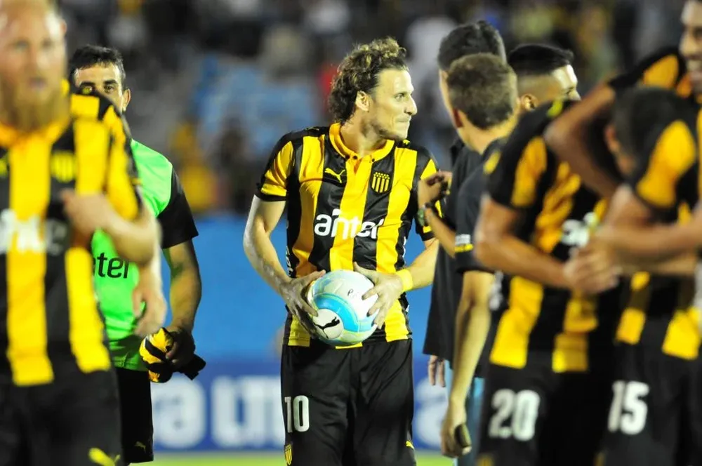 Forlán hizo tres y se llevó la pelota