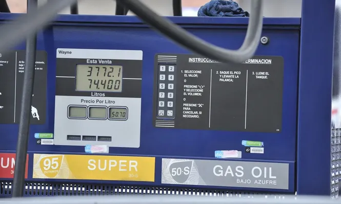 ¿Suba, baja o congelamiento de nafta y gasoil? Así viene la foto de los combustibles para marzo