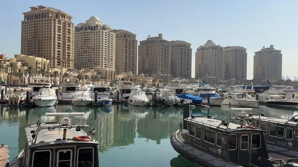 La marina de Porto Arabia, diseñada con motivos árabes, es uno de los centros neurálgicos de la Perla.