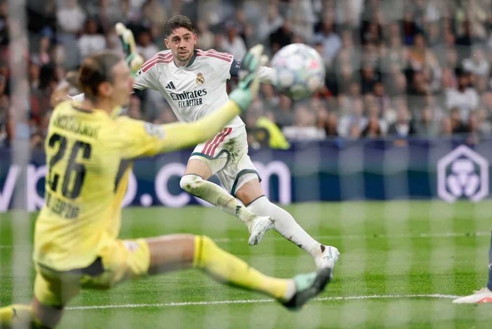 Federico Valverde de Real Madrid ante Maarten Vandevoordt, el arquero de Leipzig que le sacó un gol increíble por la Champions League